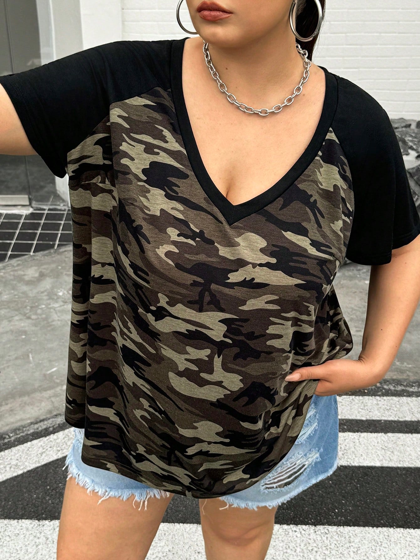 CURVE+ Plus Size Camouflage Print Contrast Sleeve T-Shirt, Suitable For Spring/Summer Vacation