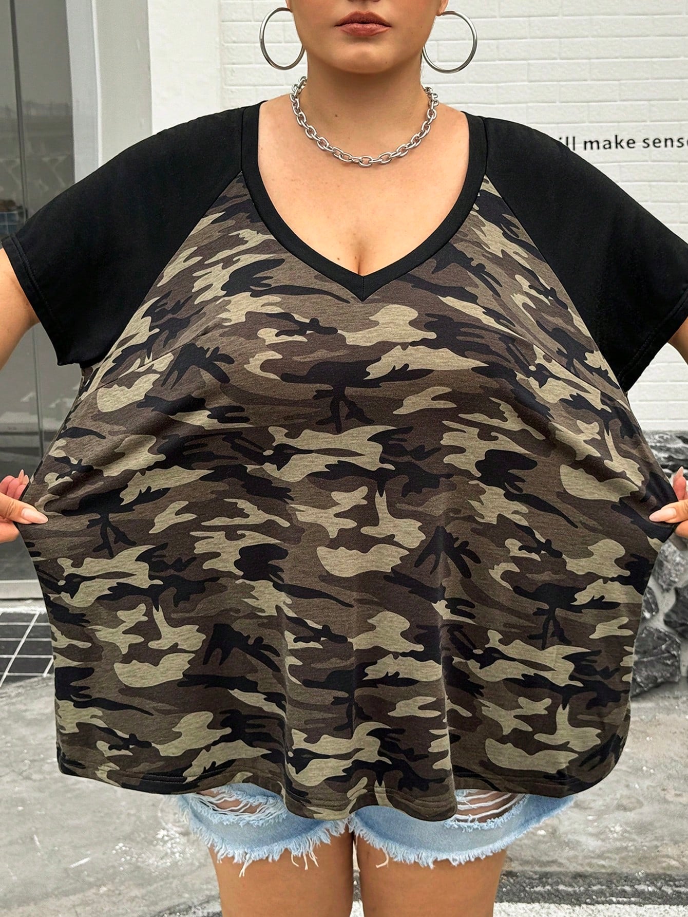 CURVE+ Plus Size Camouflage Print Contrast Sleeve T-Shirt, Suitable For Spring/Summer Vacation