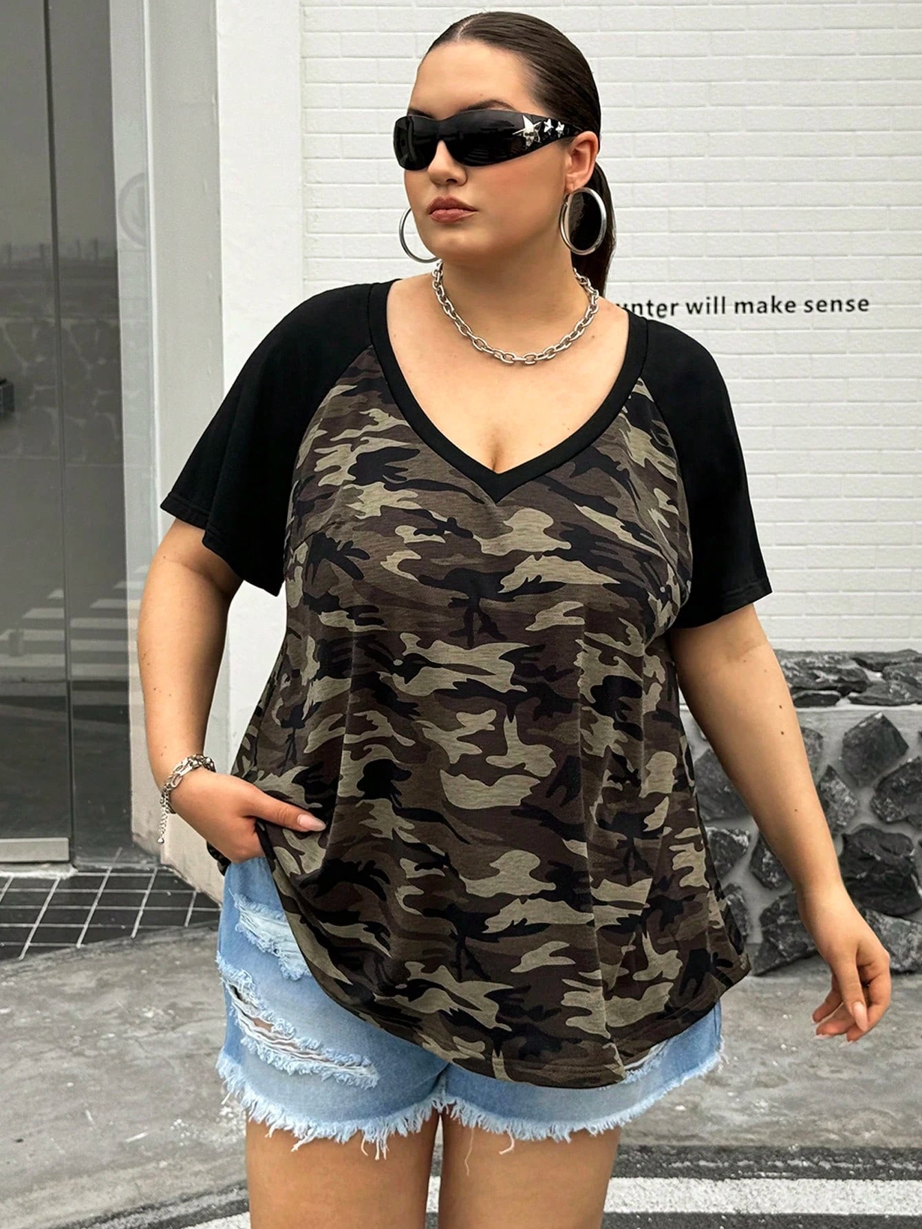 CURVE+ Plus Size Camouflage Print Contrast Sleeve T-Shirt, Suitable For Spring/Summer Vacation