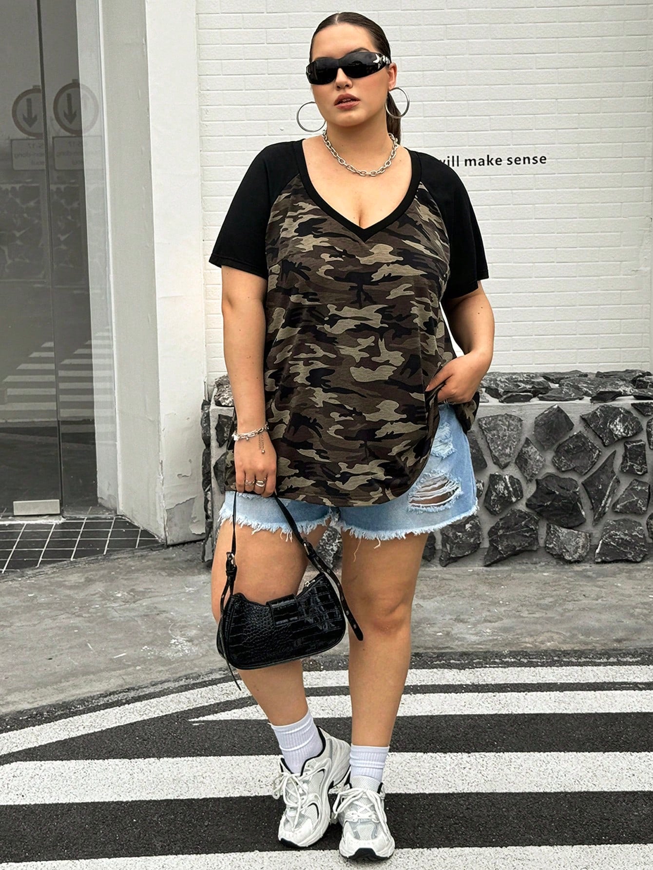 CURVE+ Plus Size Camouflage Print Contrast Sleeve T-Shirt, Suitable For Spring/Summer Vacation