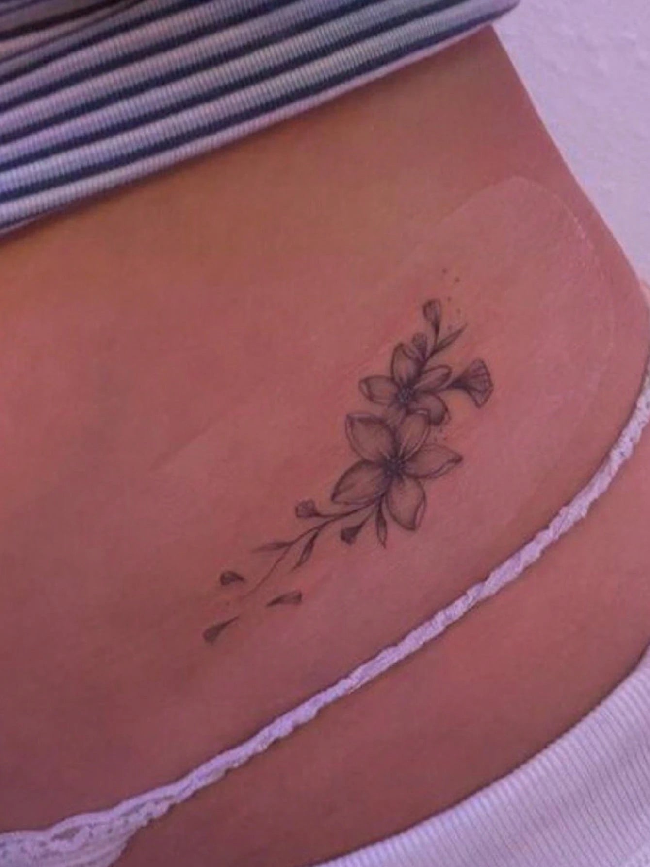 Floral Tattoo Stickers- Sexy Women's Body Art--, Realistic Flower Design, Waterproof Tattoo- Lasts 3-7 Days, Suitable For Women's Body Use, Party, Performance, Photography, Party Accessories, Holid