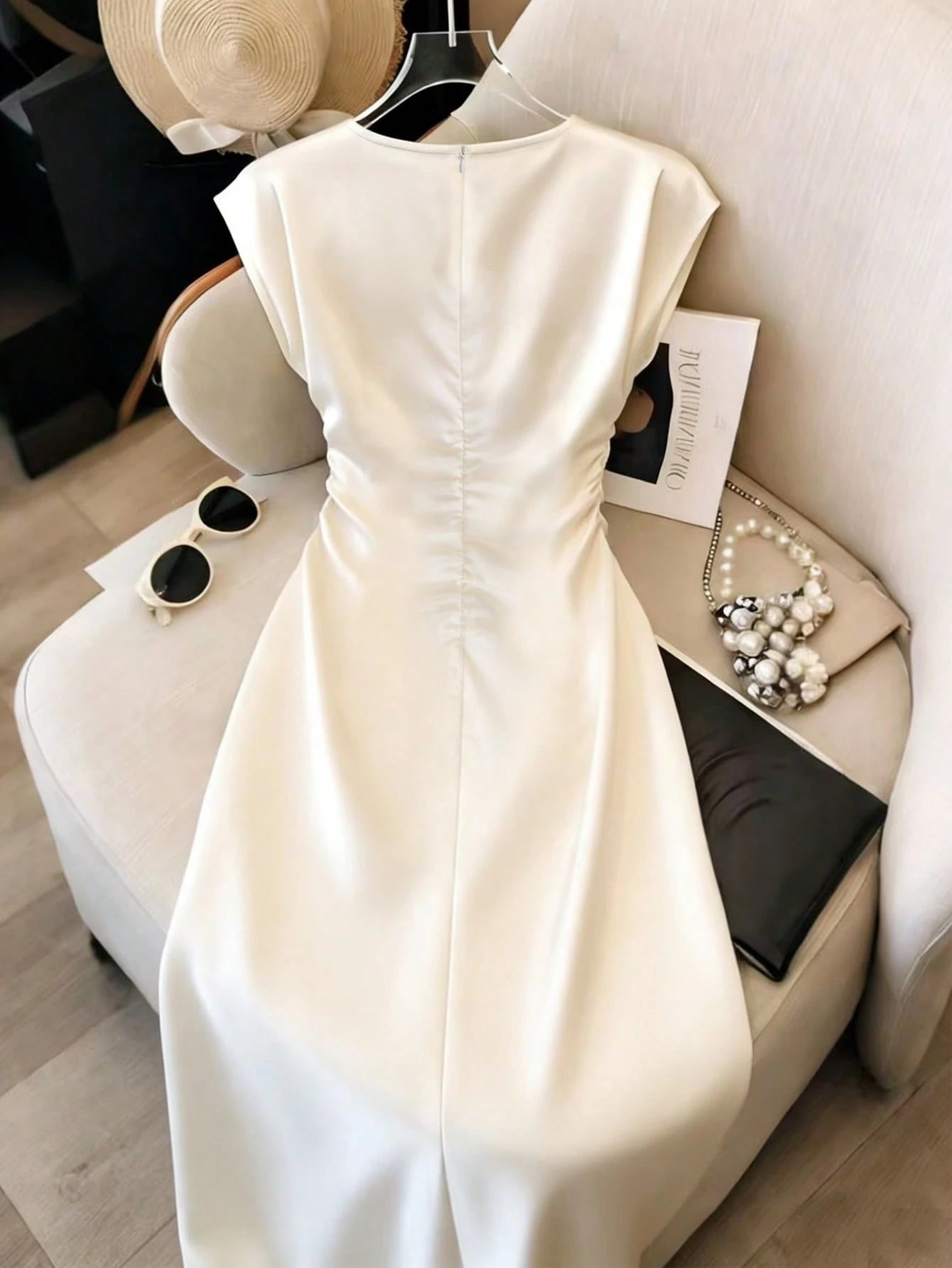 Franclia Elegant Vacation Dress, Suitable For Spring And Summer, Tie-Waist Design, White Color, Slim Fit