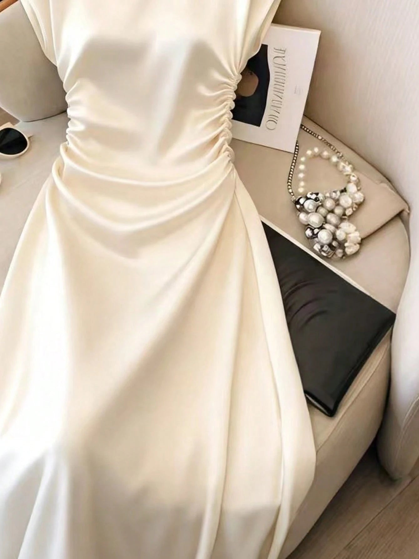 Franclia Elegant Vacation Dress, Suitable For Spring And Summer, Tie-Waist Design, White Color, Slim Fit