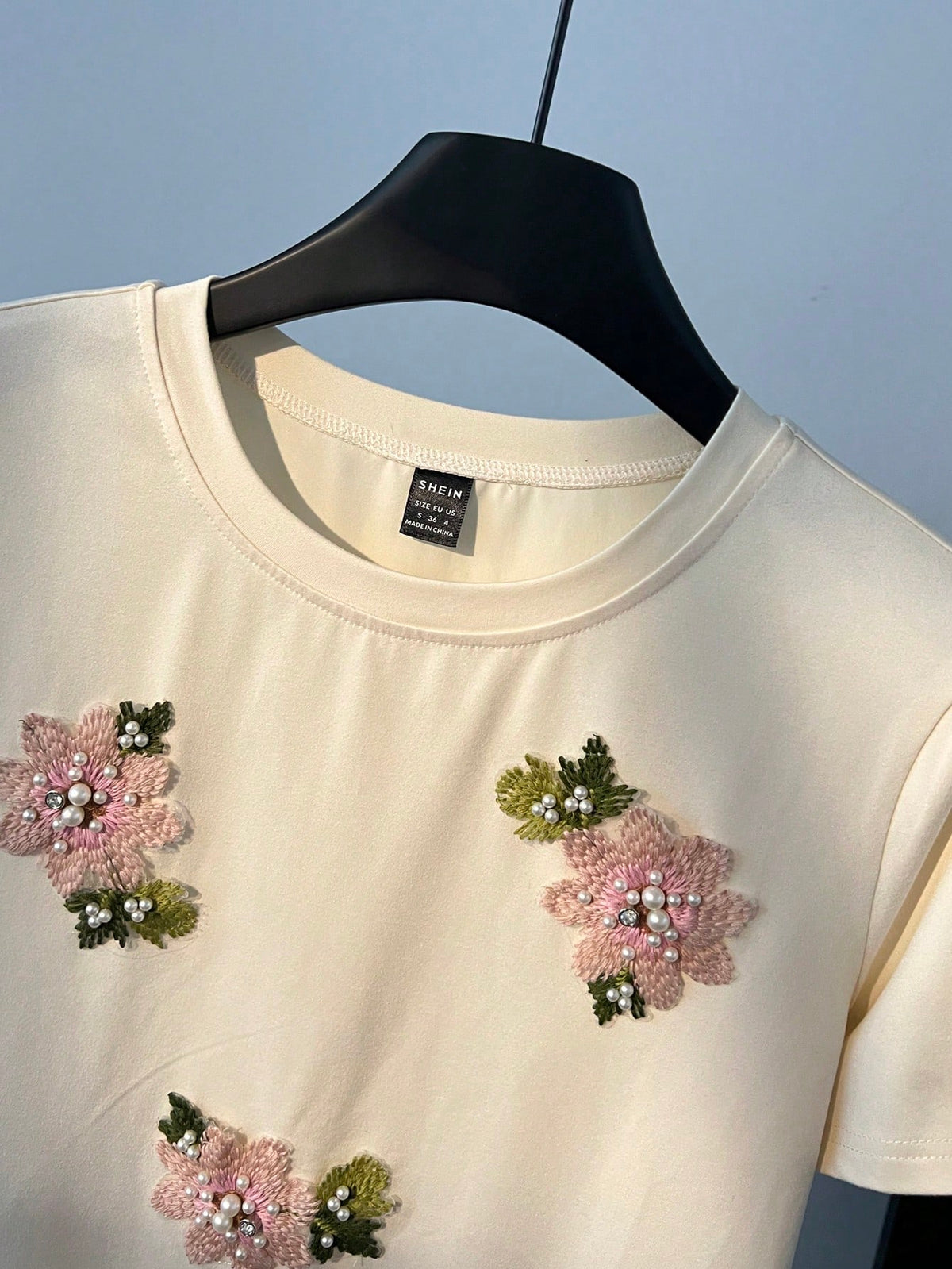 GlowEve Women's New Butterfly Floral Faux Embroidery Print Round Neck Short Sleeve T-Shirt, Summer Loose T-Shirt, Casual Elegant Style, Everyday White Flower