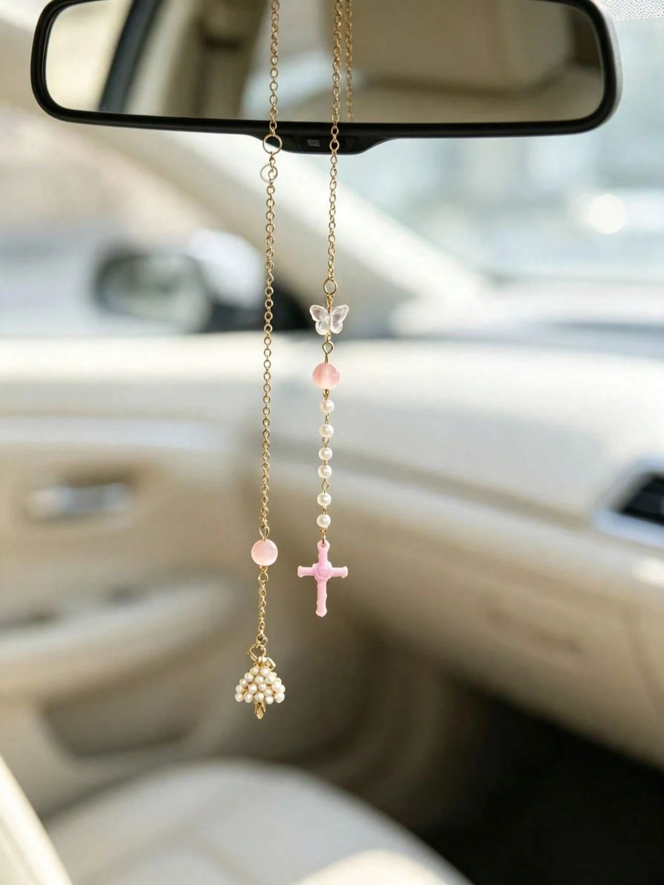 Handmade Gold Chain Car Rearview Mirror Hanging Ornament, Pink Cross Butterfly Faux Pearl Beaded Design, Lightweight Non-Obstructive Interior Car Decor Pendant, Fashionable Car Accessory