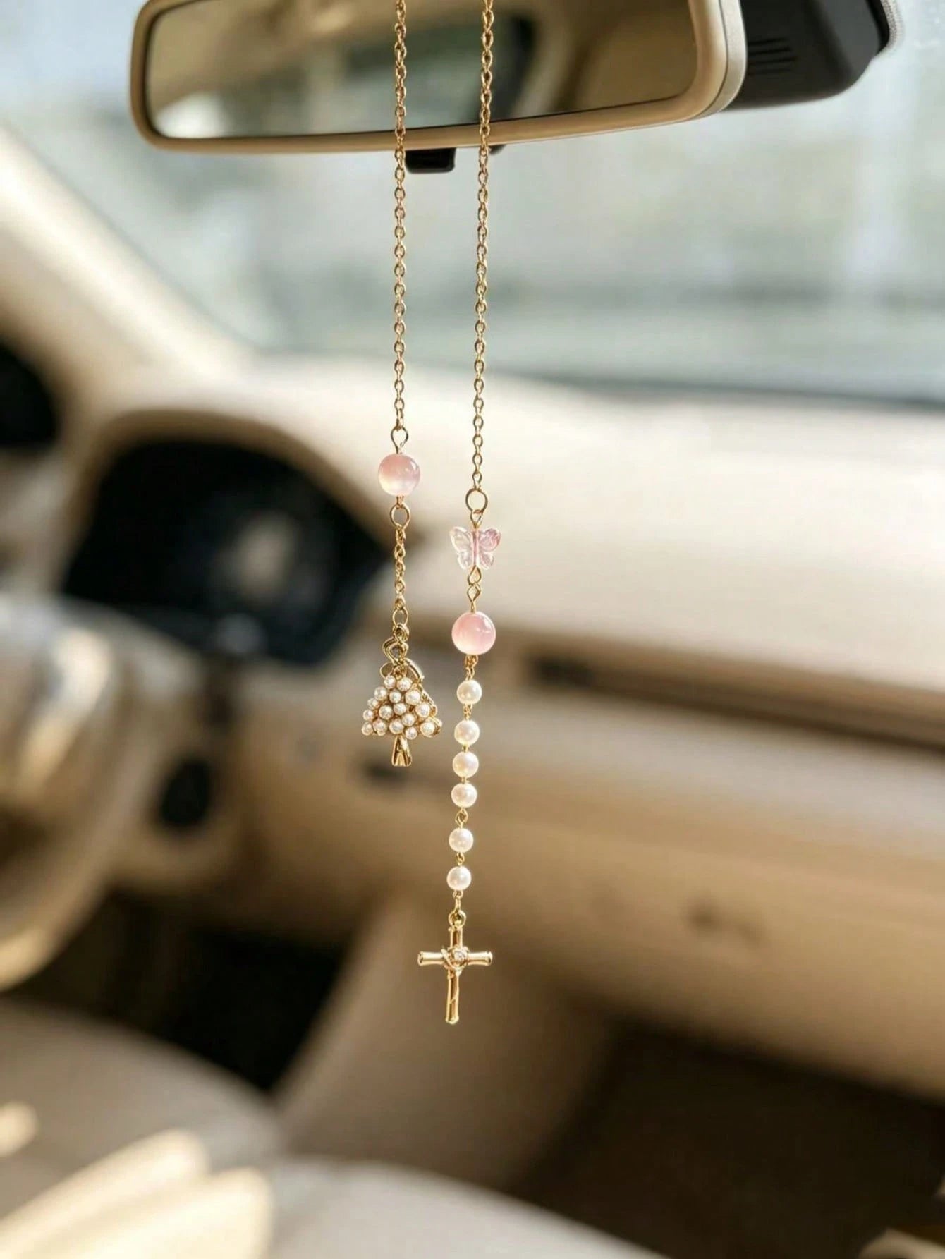 Handmade Gold Chain Car Rearview Mirror Hanging Ornament, Pink Cross Butterfly Faux Pearl Beaded Design, Lightweight Non-Obstructive Interior Car Decor Pendant, Fashionable Car Accessory