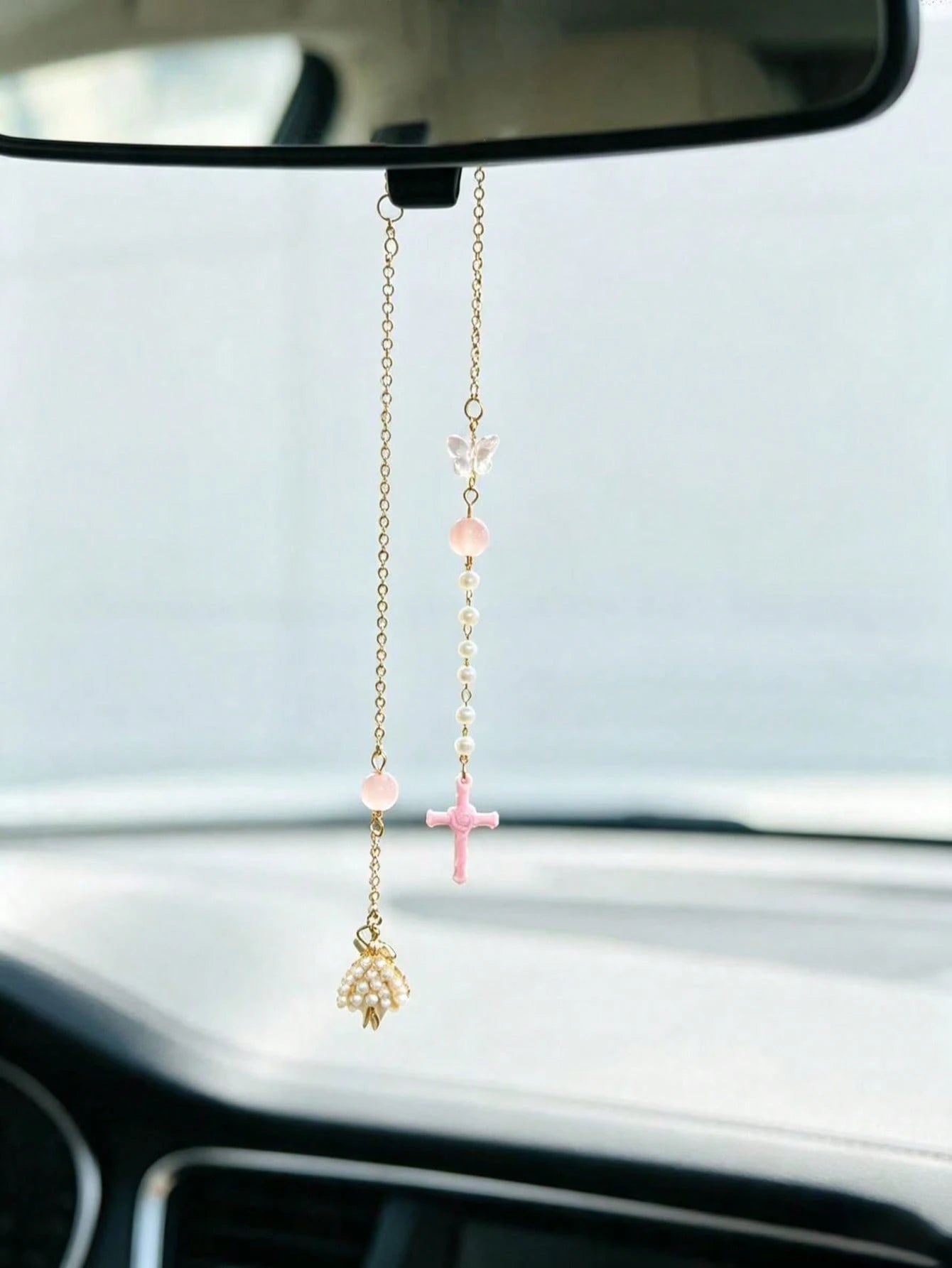 Handmade Gold Chain Car Rearview Mirror Hanging Ornament, Pink Cross Butterfly Faux Pearl Beaded Design, Lightweight Non-Obstructive Interior Car Decor Pendant, Fashionable Car Accessory