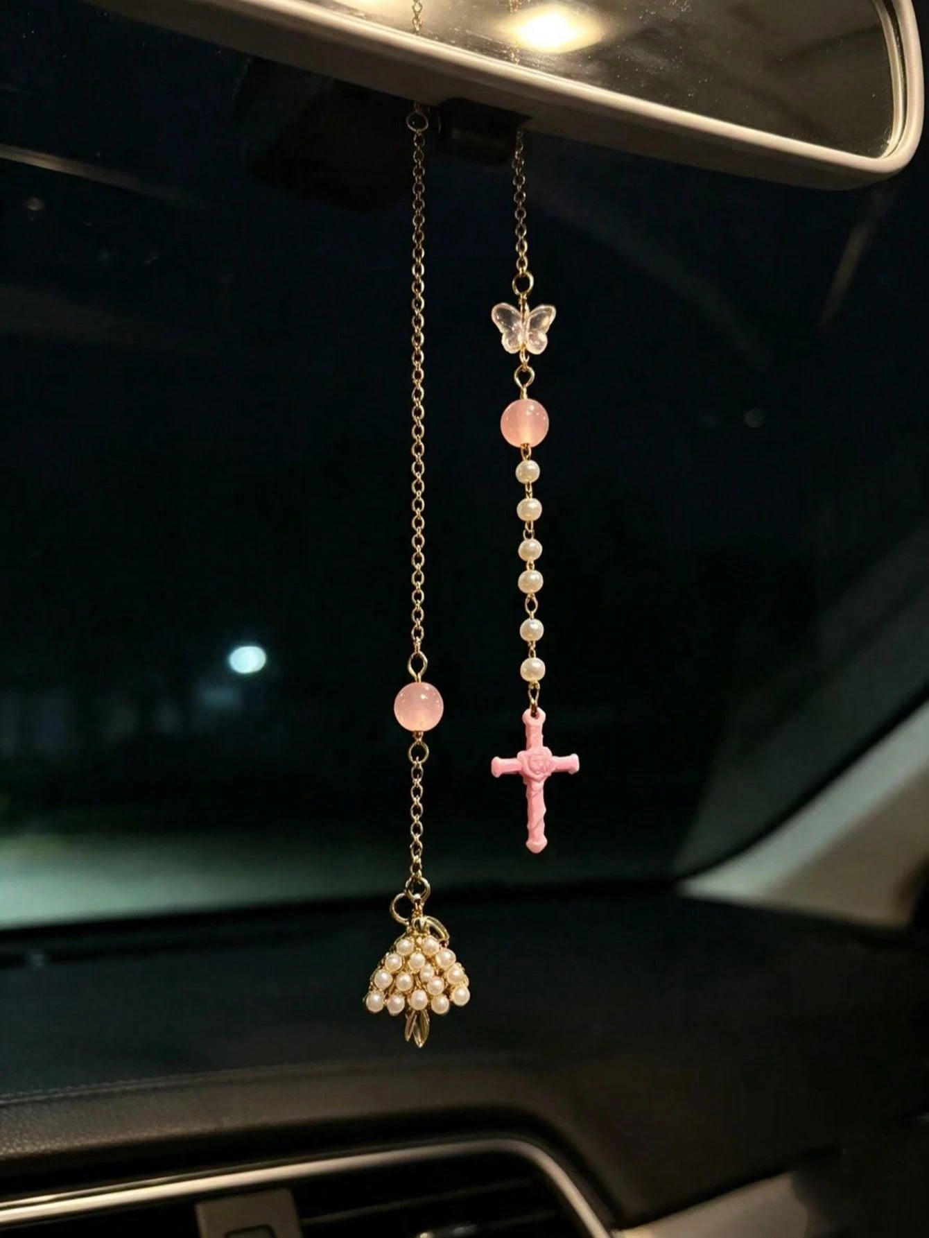 Handmade Gold Chain Car Rearview Mirror Hanging Ornament, Pink Cross Butterfly Faux Pearl Beaded Design, Lightweight Non-Obstructive Interior Car Decor Pendant, Fashionable Car Accessory