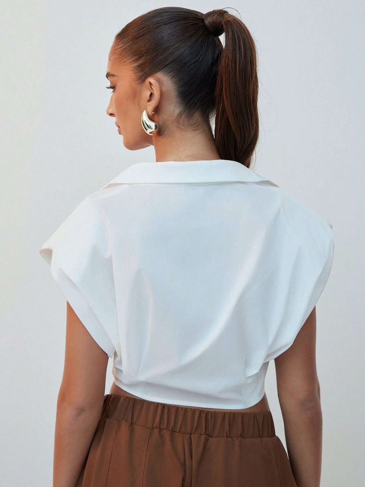 Hauture Women's White Summer Elegant Brunch Sleeveless Blouse,Cropped Shoulder Pad Detail Pleat Shirt,Old Money Style,Cocktail Party Going Out,Minimalist Chic