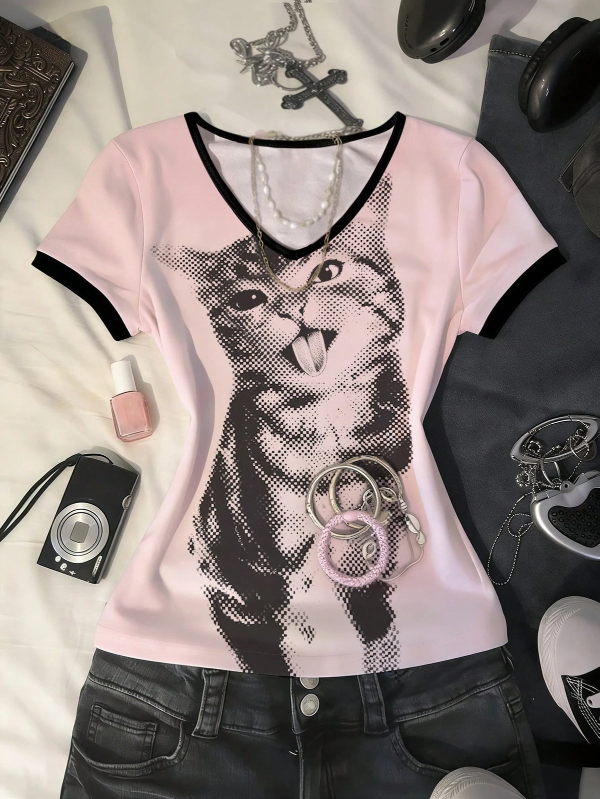 IslaSuriya Women's Cat Print V-Neck Short Sleeve Casual Versatile T-Shirt