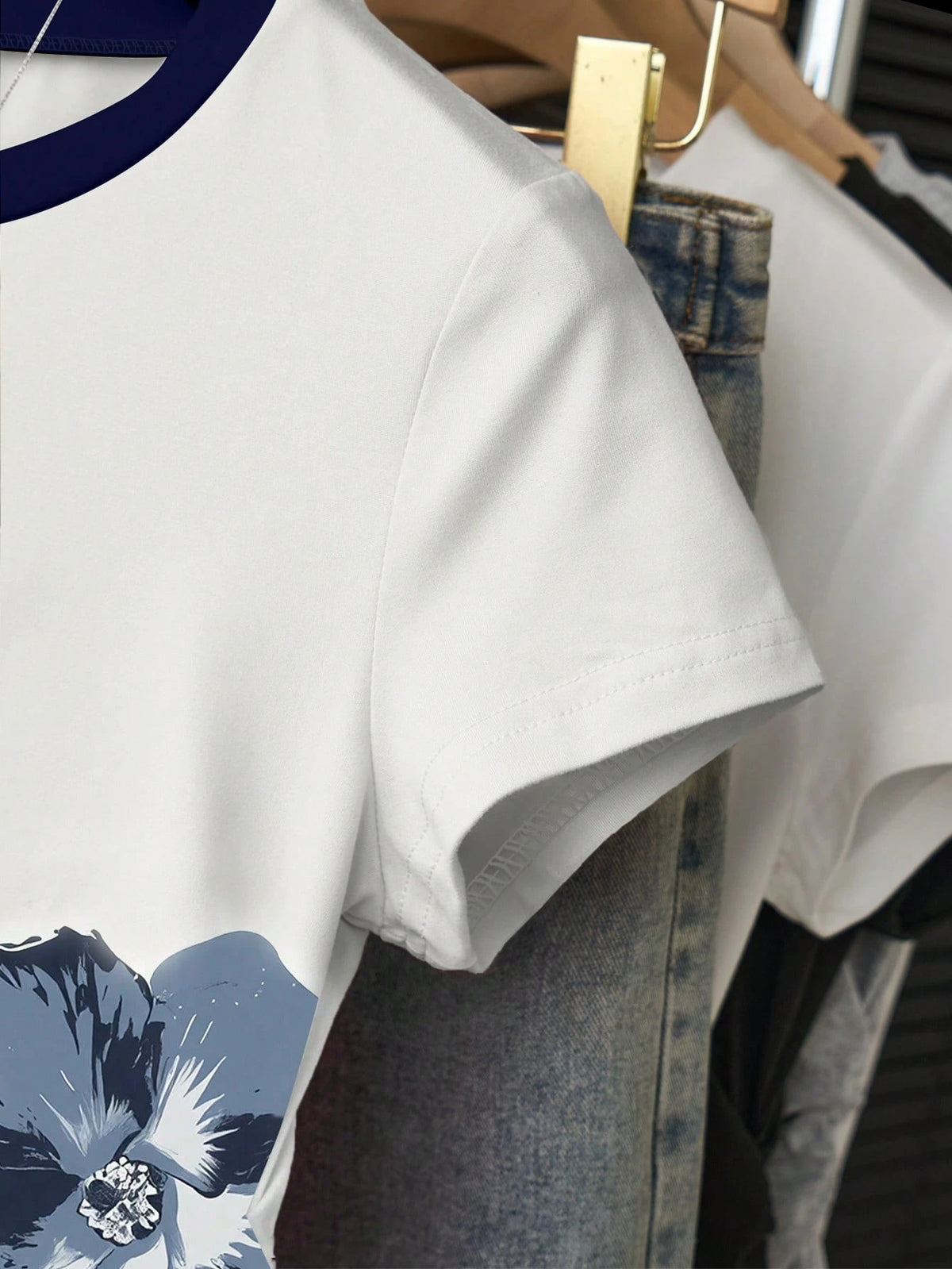 Resyla Women's White And Blue Floral Summer Casual Vacation T-Shirt,Sweet Elegant Outdoor Sports Wear,Fitted Waist Pleated Short Sleeve Tops