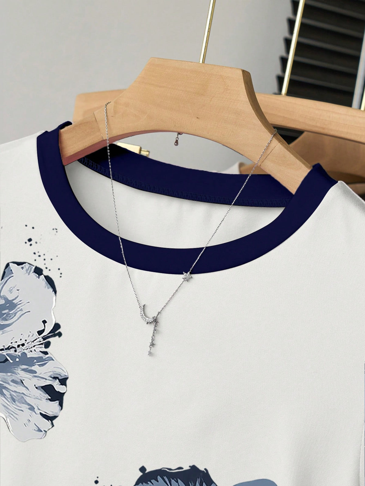 Resyla Women's White And Blue Floral Summer Casual Vacation T-Shirt,Sweet Elegant Outdoor Sports Wear,Fitted Waist Pleated Short Sleeve Tops