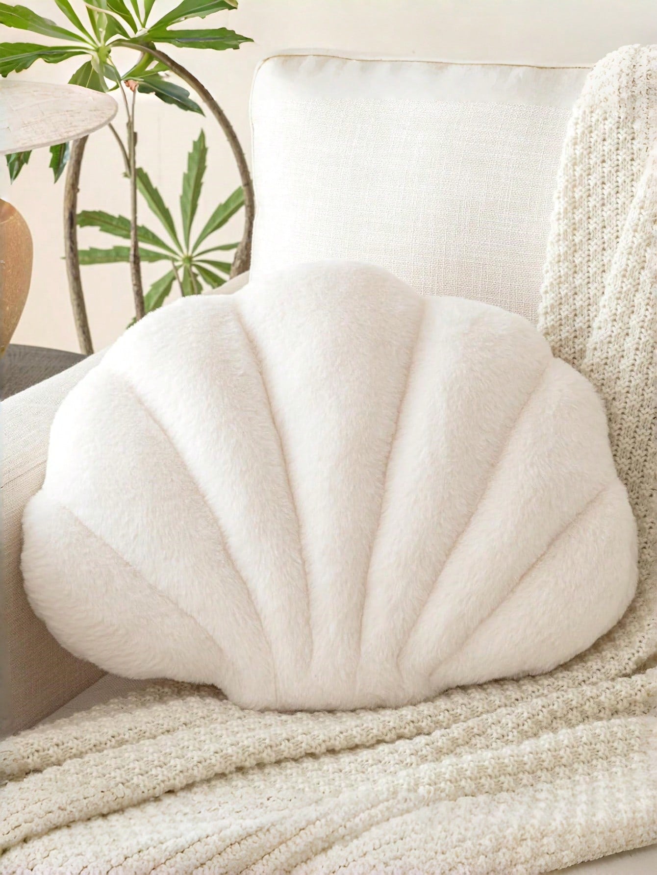 Seashell Throw Pillow, Soft Faux Fur Decorated Seashell Shaped Decorative Pillow, Suitable For Sofa Bed, Fashionable Beach Style Cushion, Home Decor