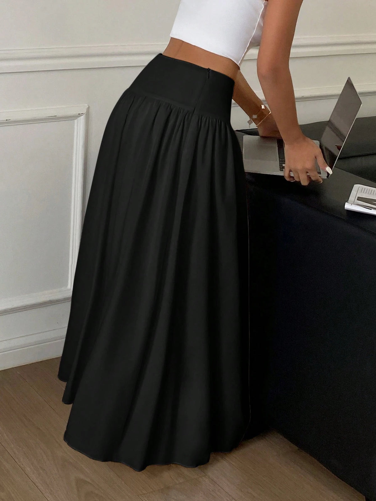 Serisse Women's Solid Color Black Pleated Simple Casual Mid-Length Skirt Winter Spring