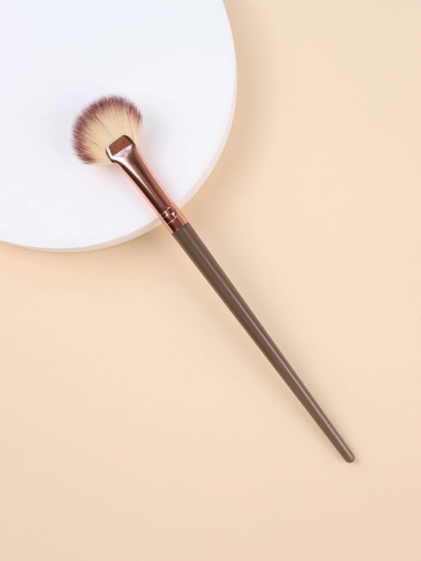 Single Brown Small Fan Shaped Contour Brush,Foundation Brush,Concealer Brush,Blush Brush,Contour Brush,Blush Brush,Bronzer Brush,Powder Brush,Foundation Brush,Blush Brush