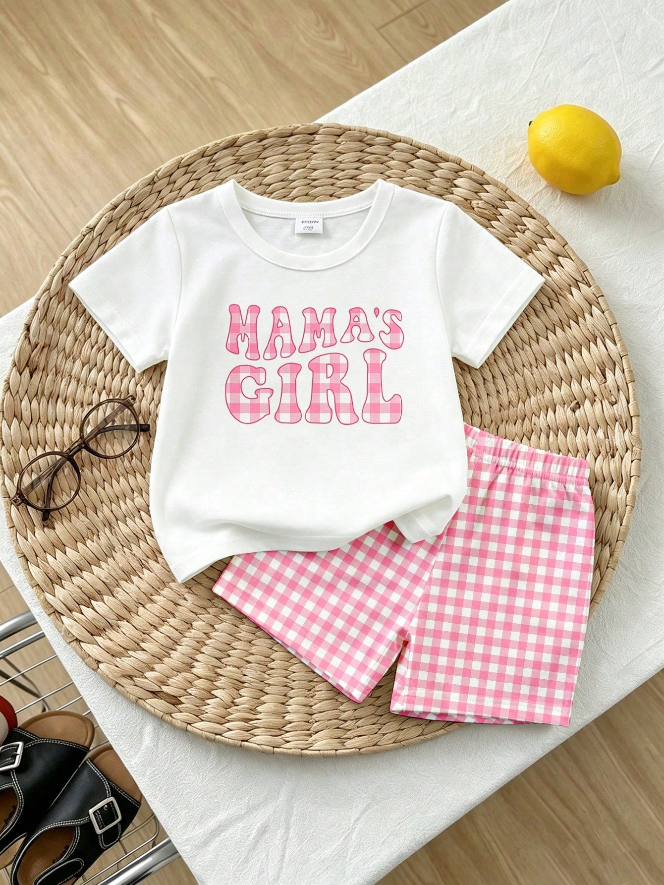 Souflis Souflis 1 Set Baby Girls Fashion Sweet Cute Plaid "MAMA'S GIRL" Letter Print Short Sleeve Round Neck T-Shirt And Plaid Shorts Set, Suitable For Casual And Outing Wear, Summer Outfits