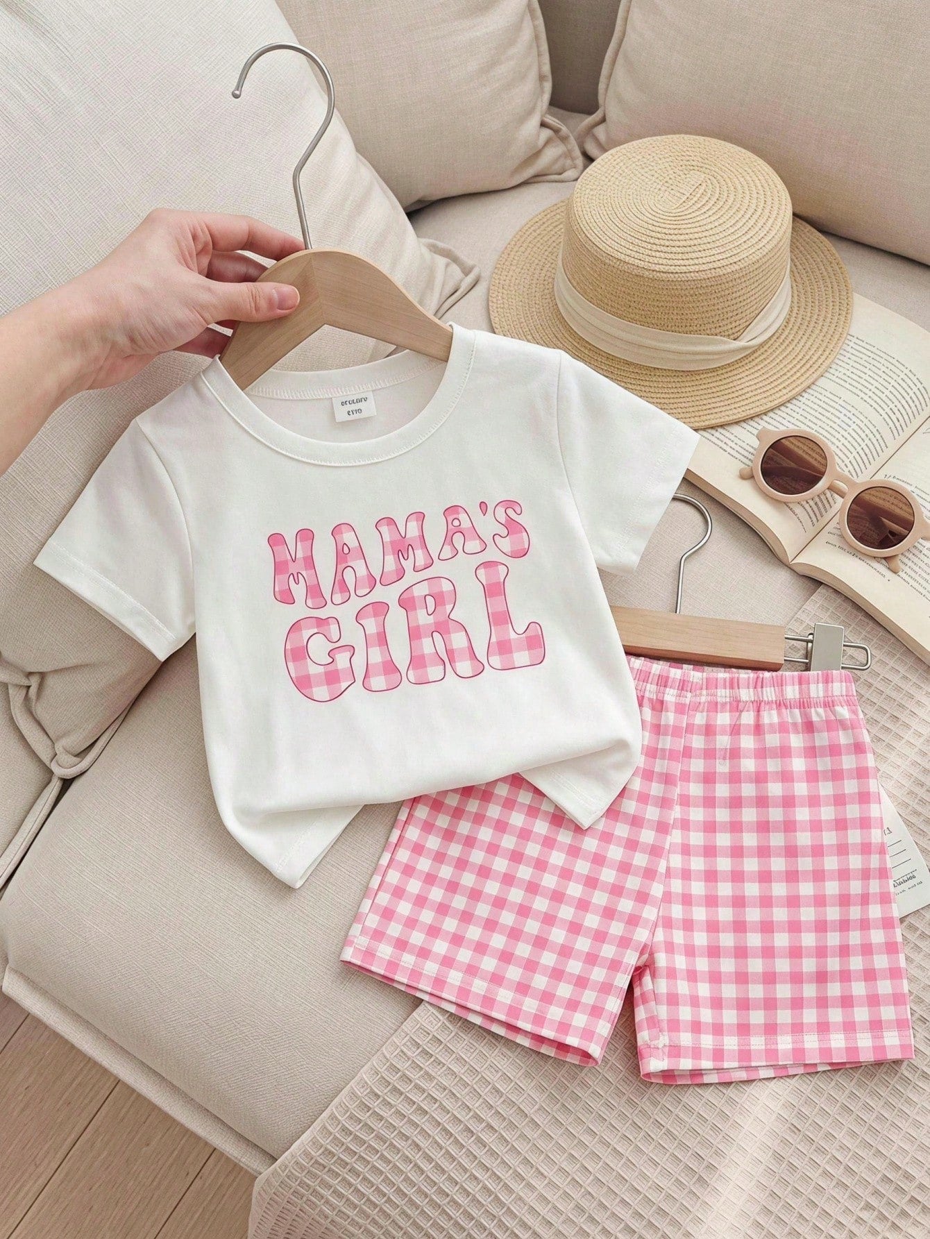 Souflis Souflis 1 Set Baby Girls Fashion Sweet Cute Plaid "MAMA'S GIRL" Letter Print Short Sleeve Round Neck T-Shirt And Plaid Shorts Set, Suitable For Casual And Outing Wear, Summer Outfits