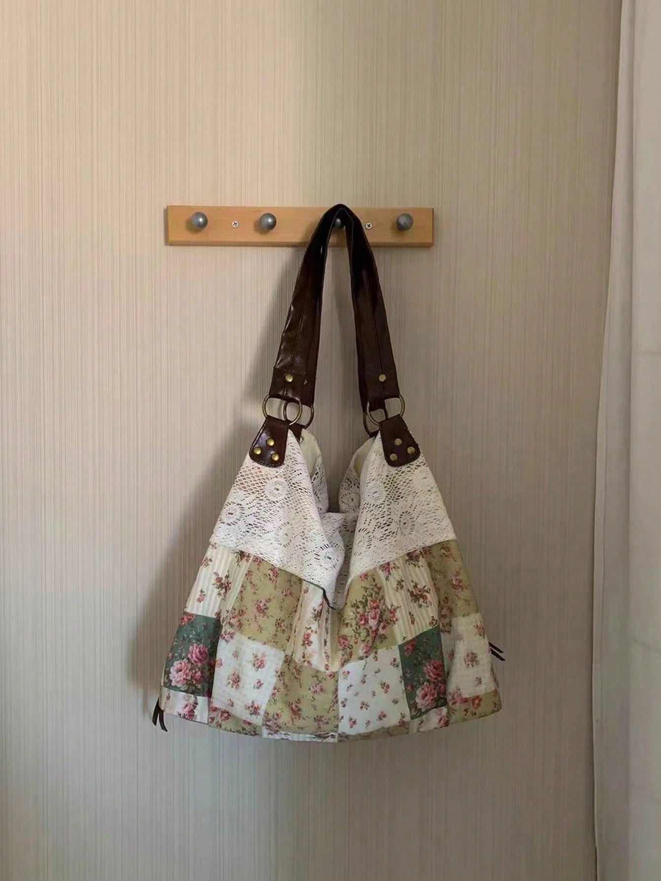 This Large Capacity Tote Bag Is Made Of Soft Printed Fabric, Adorned With Delicate And Fashionable Lace Trim. Reinforced Leather Straps Are Sturdy And Durable, Making It Perfect For Students, Teachers
