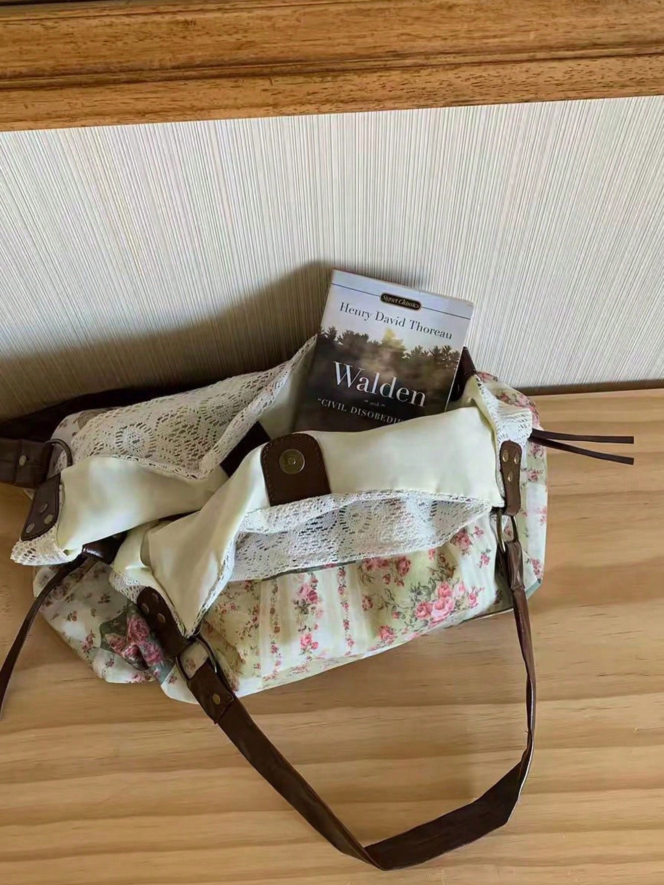 This Large Capacity Tote Bag Is Made Of Soft Printed Fabric, Adorned With Delicate And Fashionable Lace Trim. Reinforced Leather Straps Are Sturdy And Durable, Making It Perfect For Students, Teachers