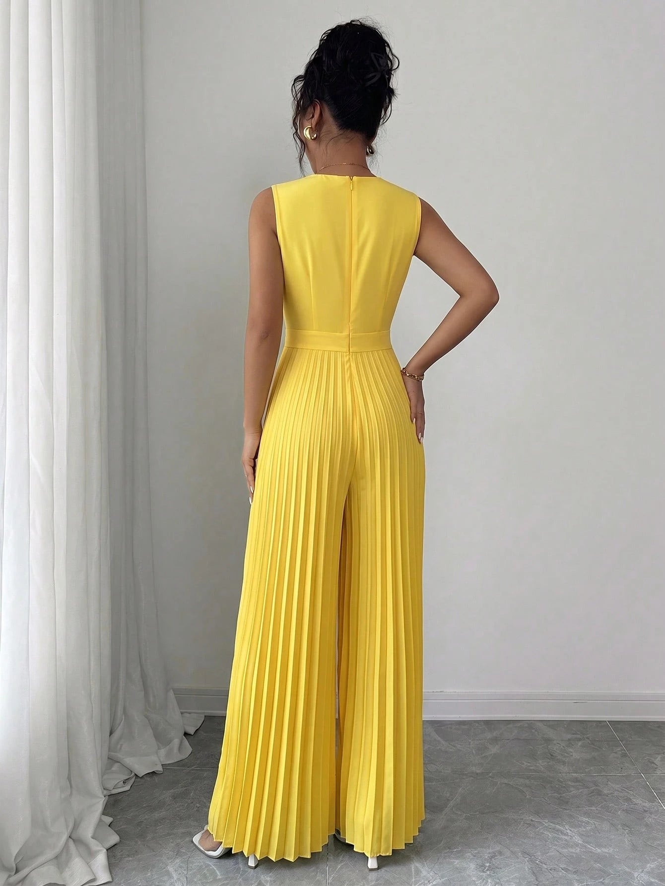 Women's Spring/Summer Elegant Commuter Yellow V-Neck Sleeveless Metal Buckle Pleated Ruched Waist Fitted Slim Jumpsuit