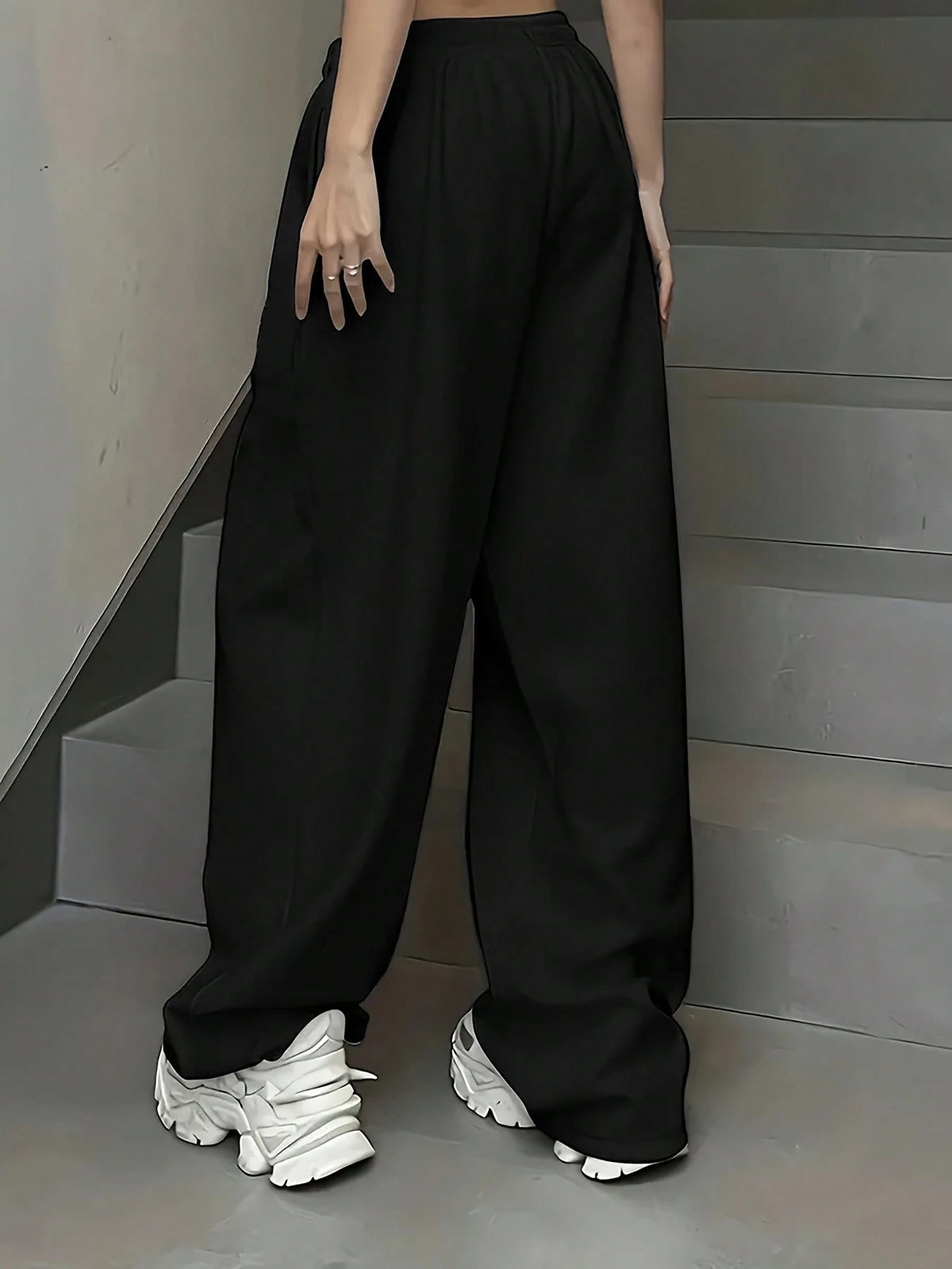 ZZG Es Trus Women's Printed Graffiti Graphic Tee, Streetwear Vintage Casual Comfortable Y2K Style Top, Suitable For Outdoor Leisure; Regular Niche Punk Style Black Long Jogger Pants, Straight Leg Spri